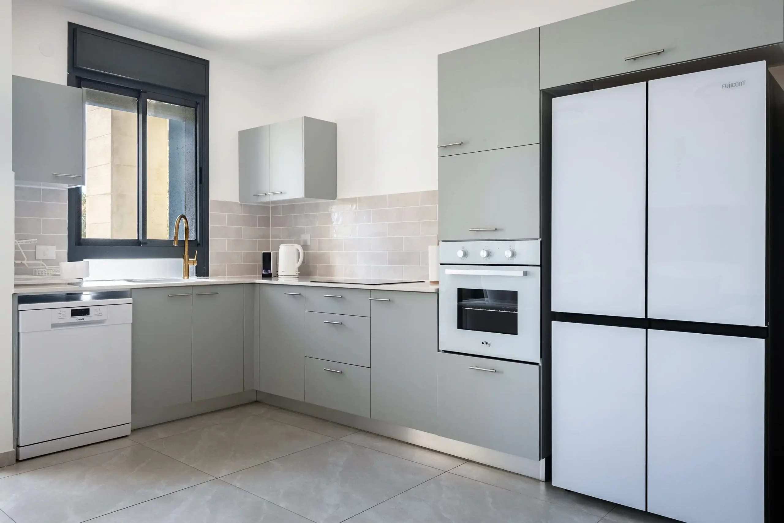 Luxury 4BR Apartment with Balcony, Parking & Mamad near Bat Yam Beach