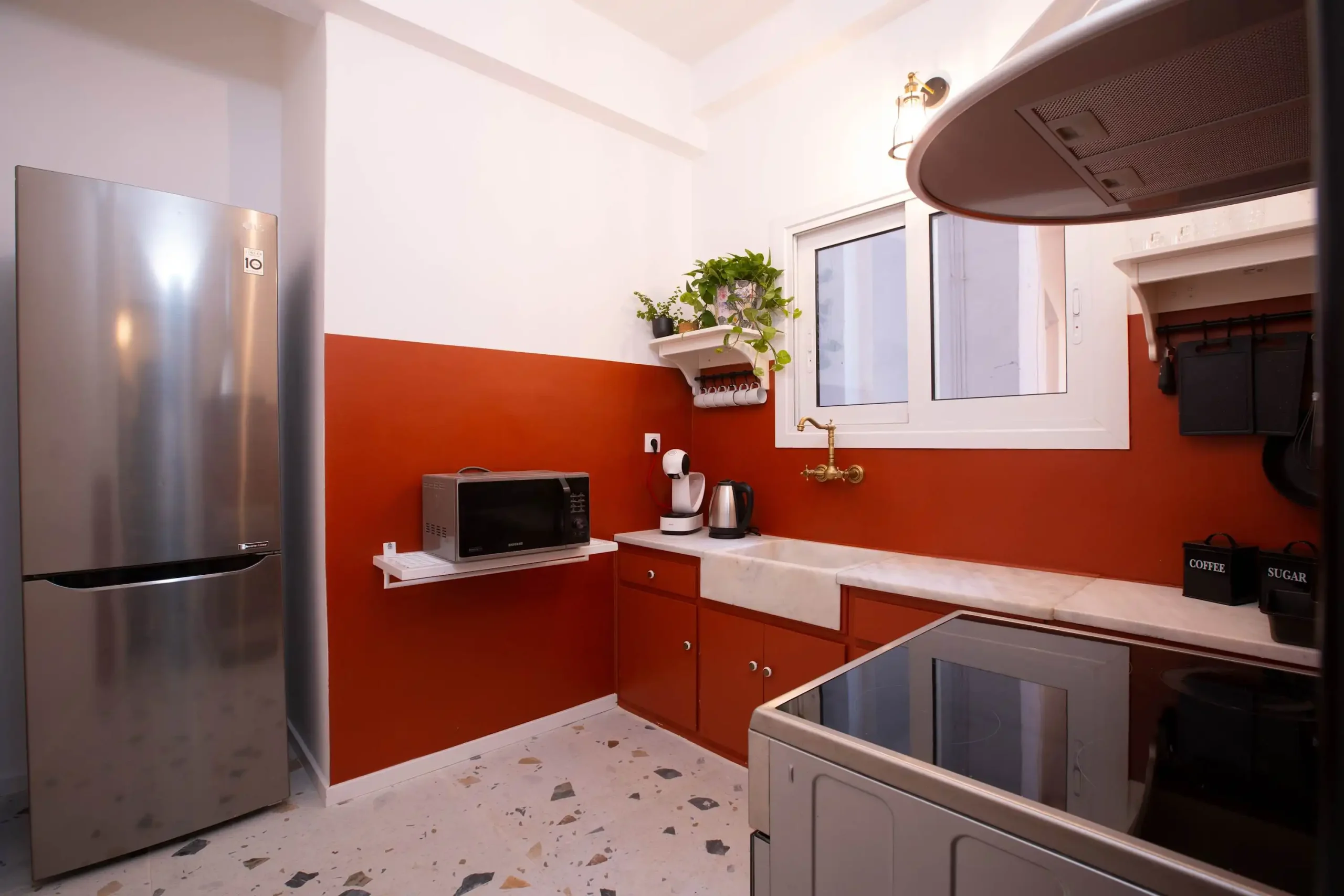 Stylish 2-Bedroom Apartment in Koukaki with Balcony and Work-Friendly Desk