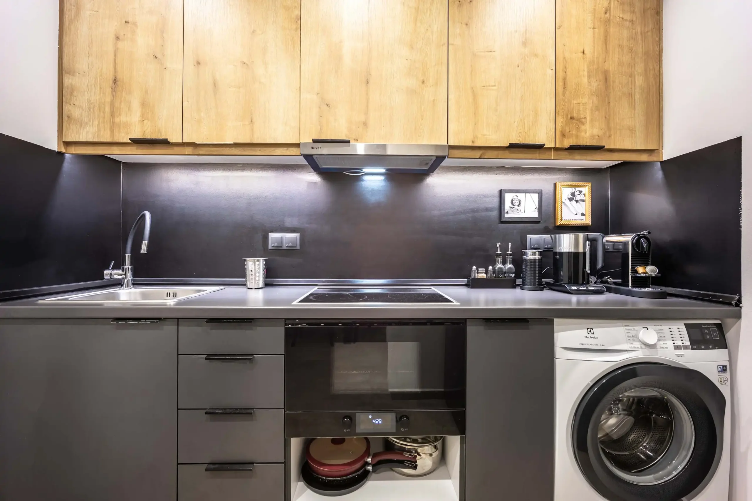 Modern 2-Bedroom Apartment in Exarchia with Ensuite Baths and Workspace
