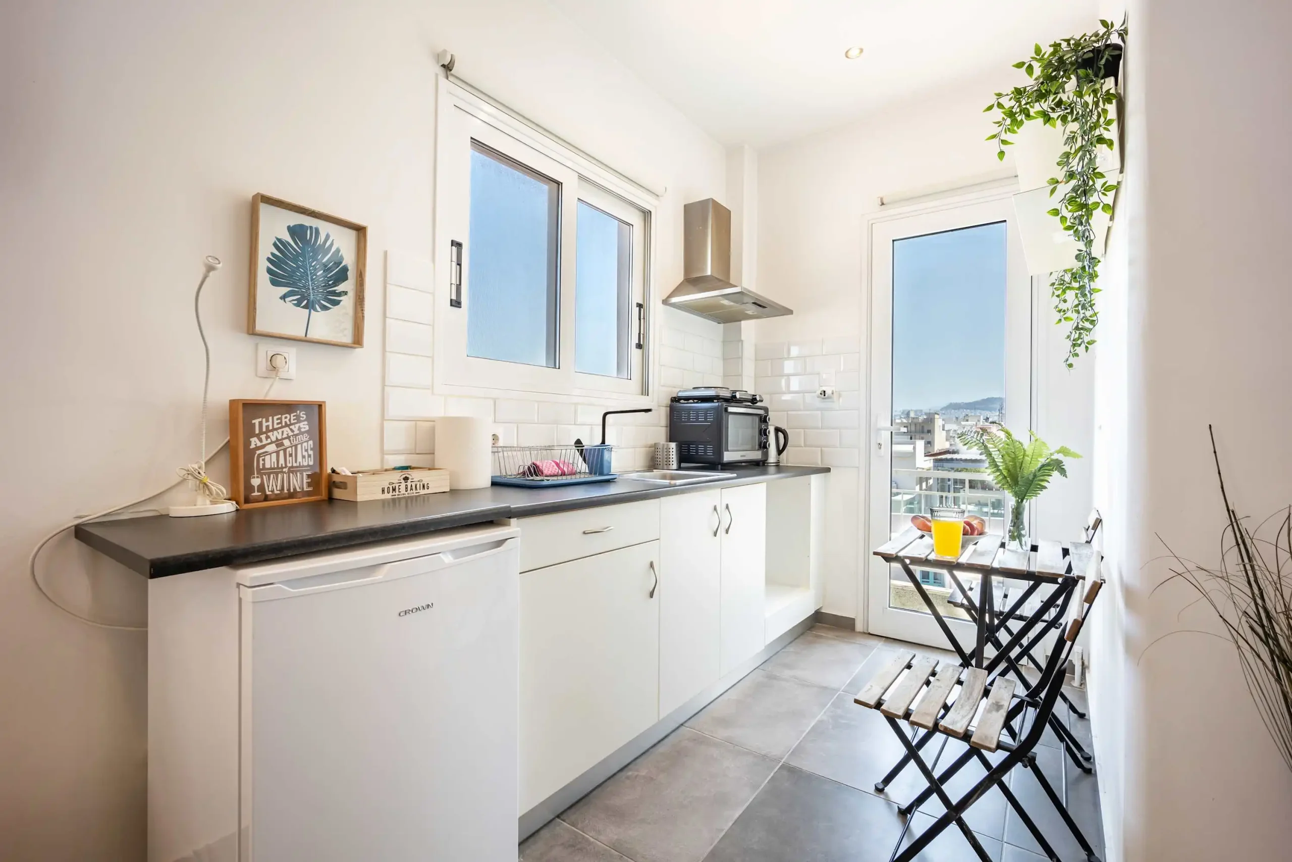 Spacious Gazi Studio with Balcony, Steps from the Acropolis