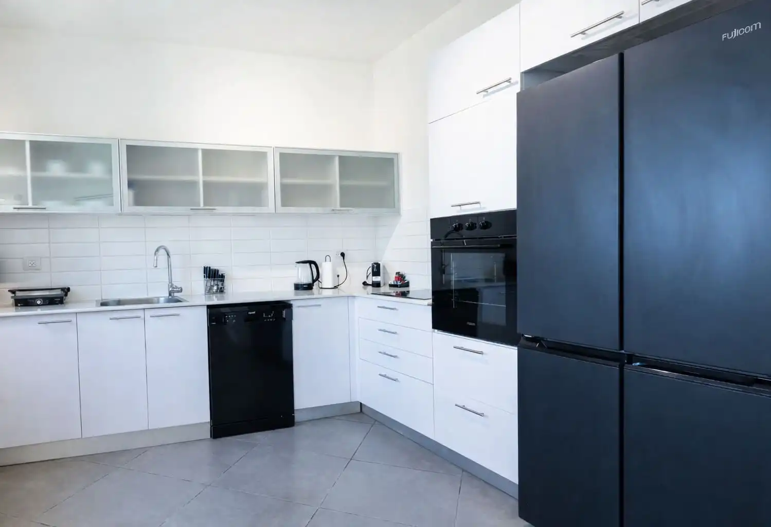 Seafront Luxury 3-Bedroom Apartment in Rishon LeTsiyon with Mamad