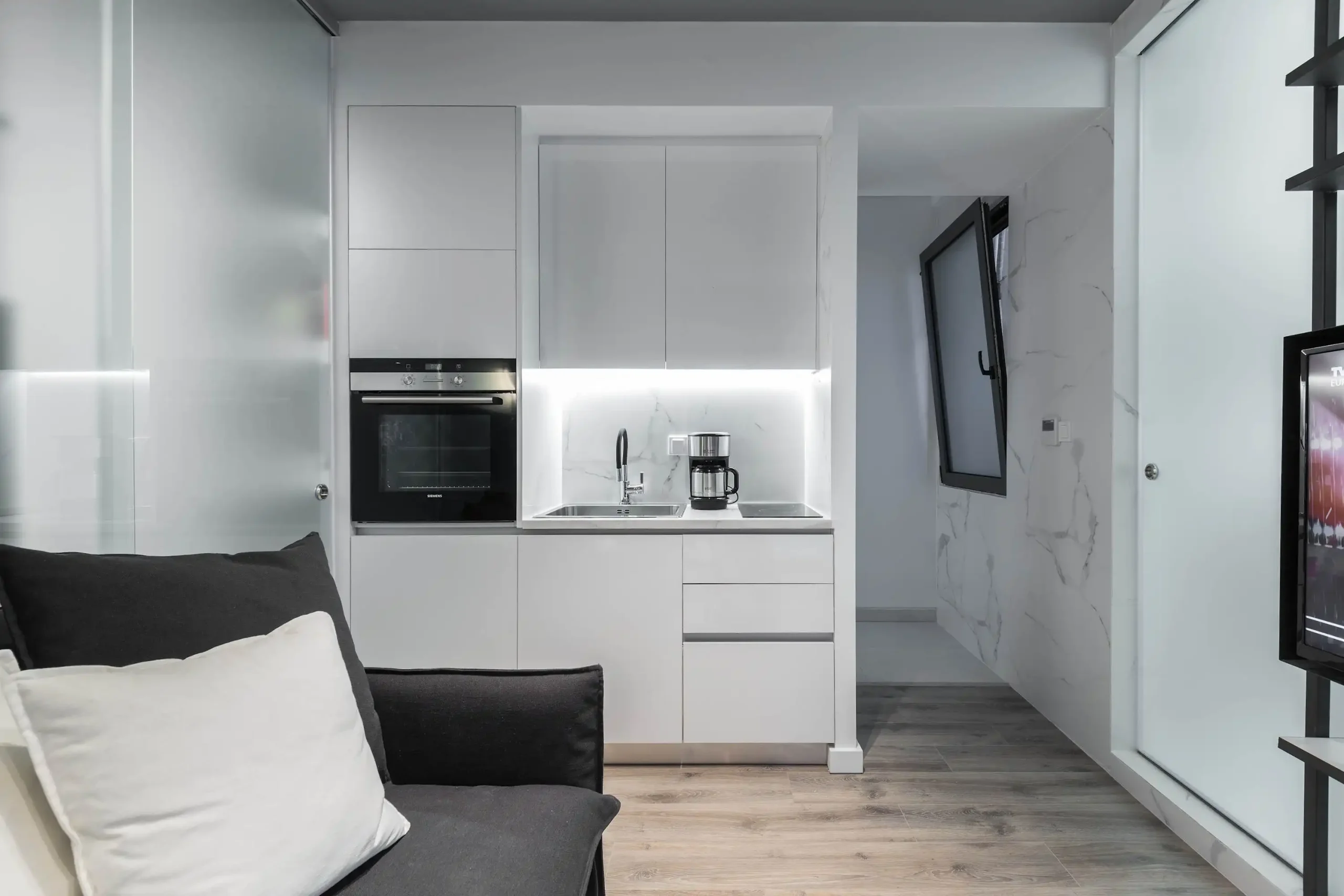 Modern 1-Bedroom Apartment in Prime Syntagma with Spacious Balcony