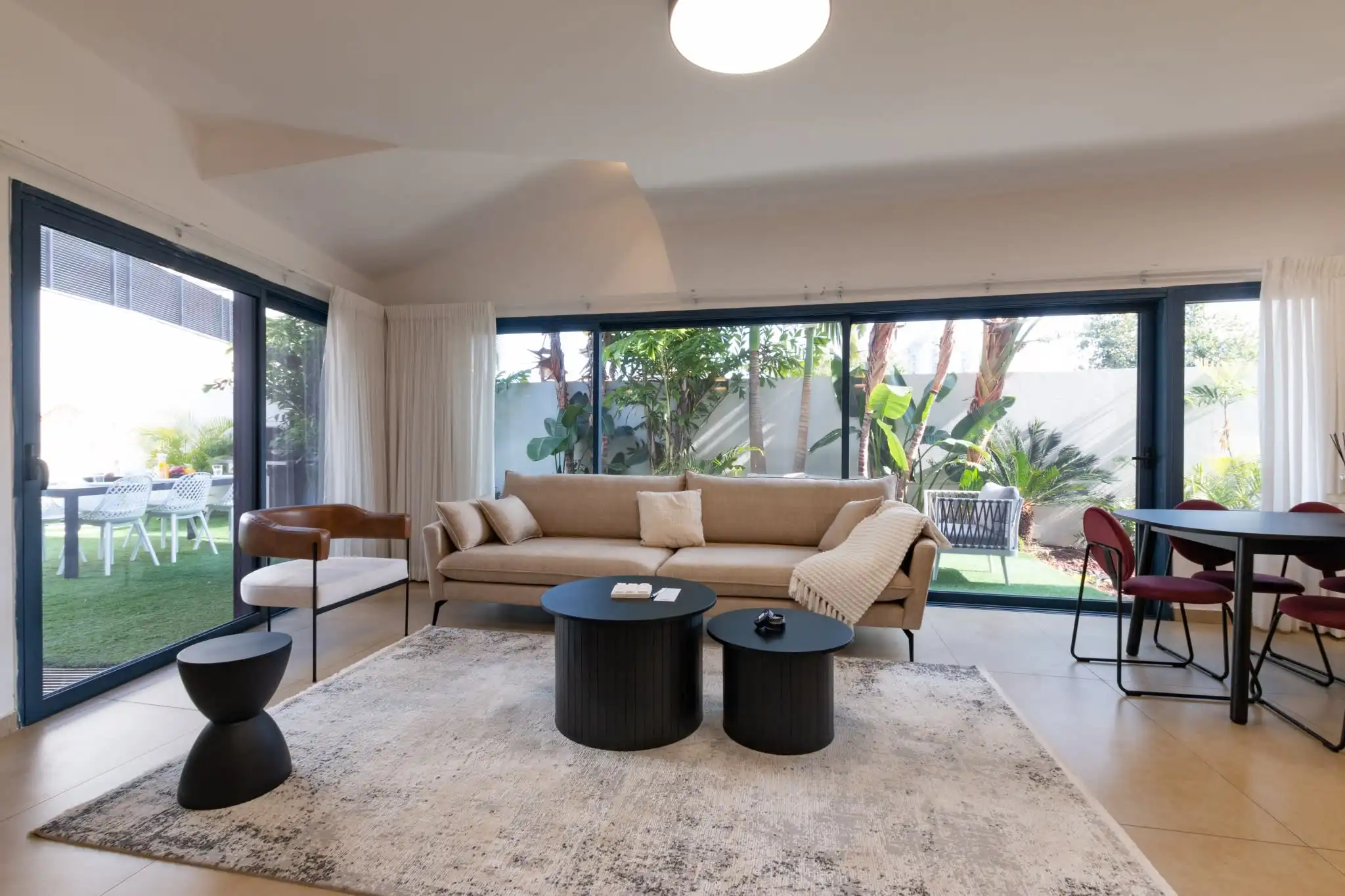 Beachside Luxury Villa in Rishon LeTsiyon with Private Jacuzzi