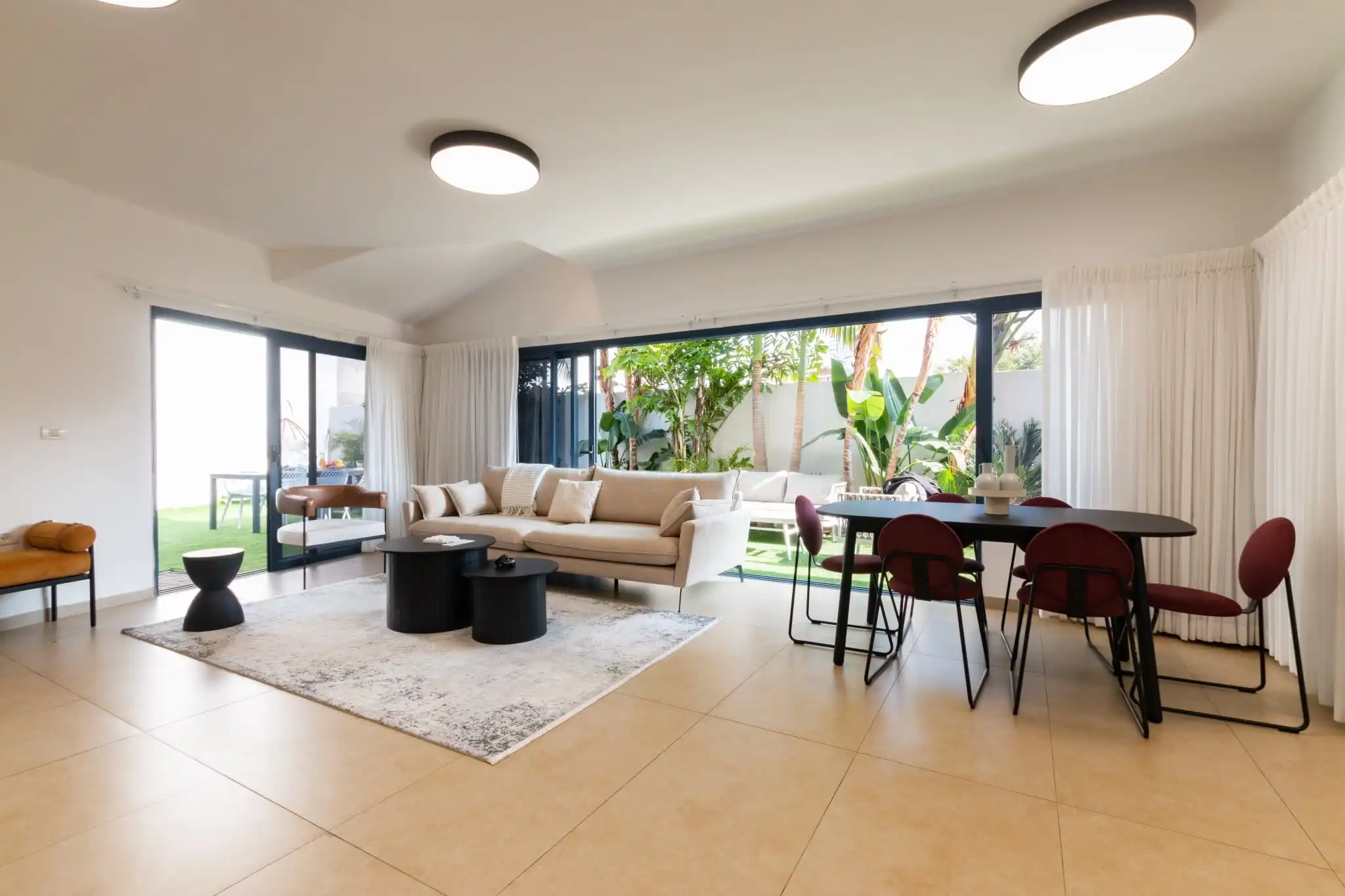 Beachside Luxury Villa in Rishon LeTsiyon with Private Jacuzzi