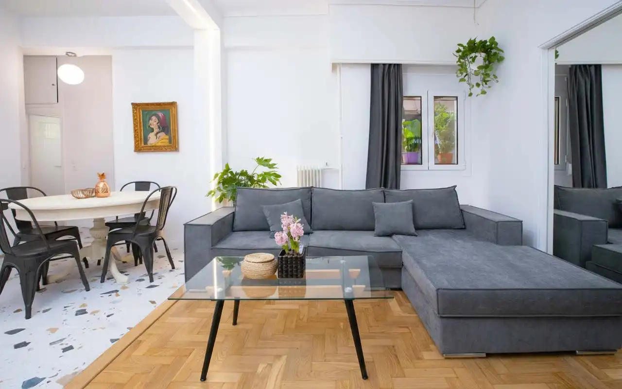 Stylish 2-Bedroom Apartment in Koukaki with Balcony and Work-Friendly Desk