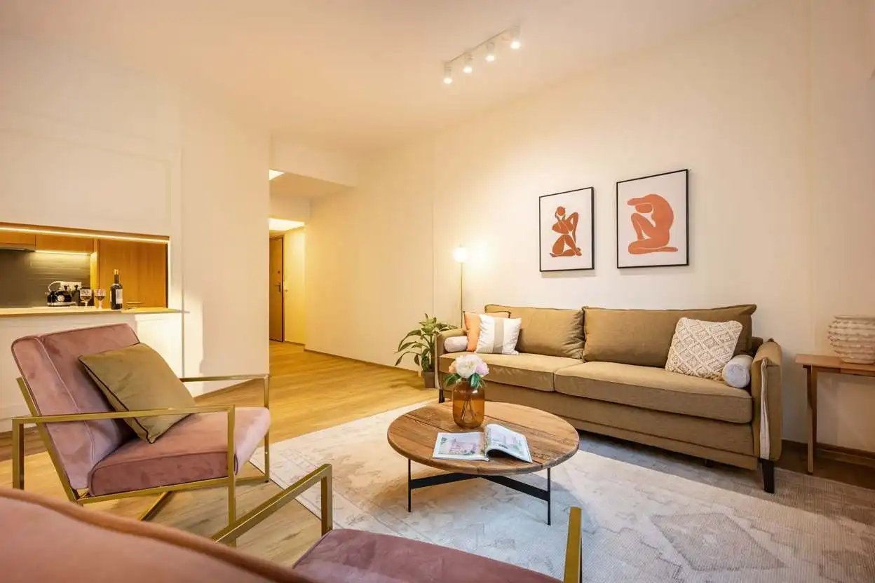 Elegant Apartment Steps from the Acropolis