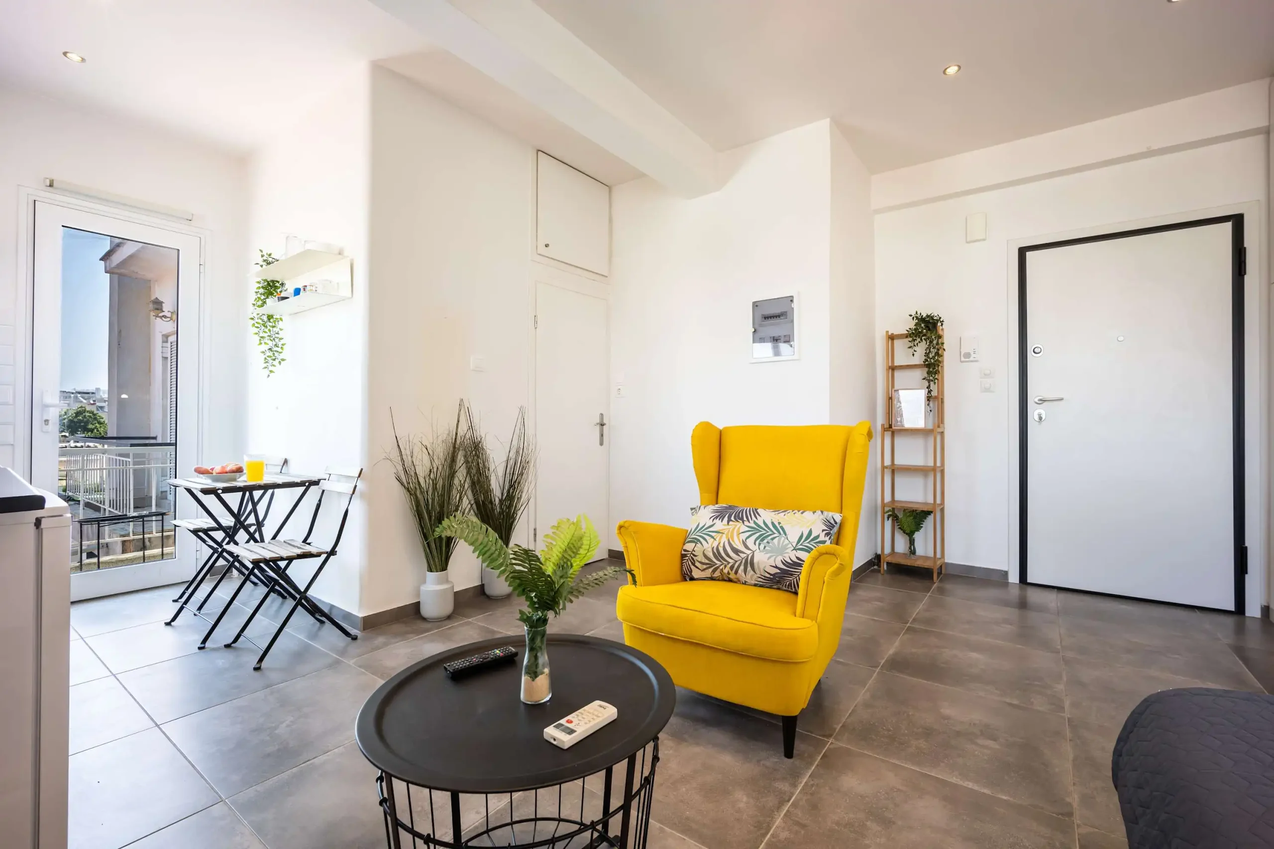 Spacious Gazi Studio with Balcony, Steps from the Acropolis