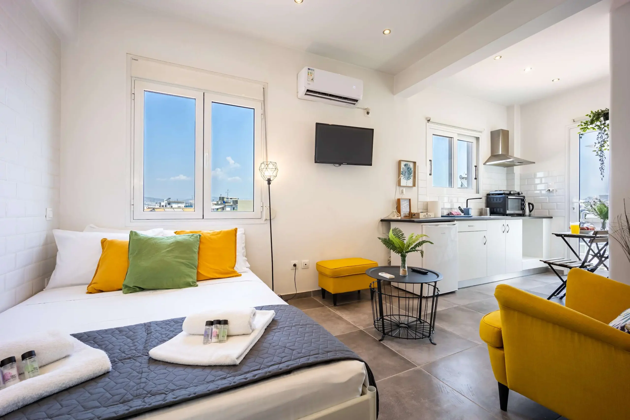 Spacious Gazi Studio with Balcony, Steps from the Acropolis
