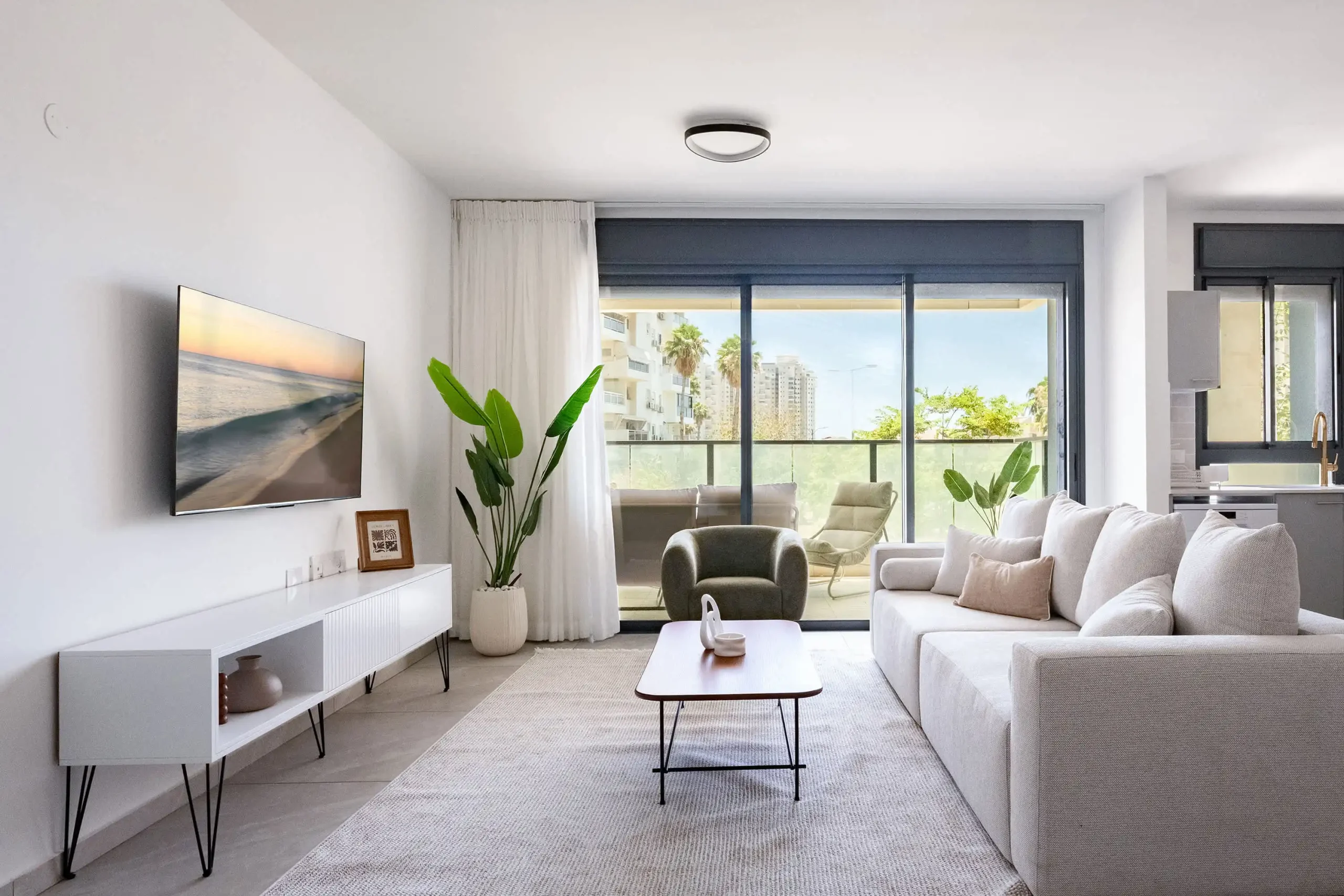Luxury 4BR Apartment with Balcony, Parking & Mamad near Bat Yam Beach