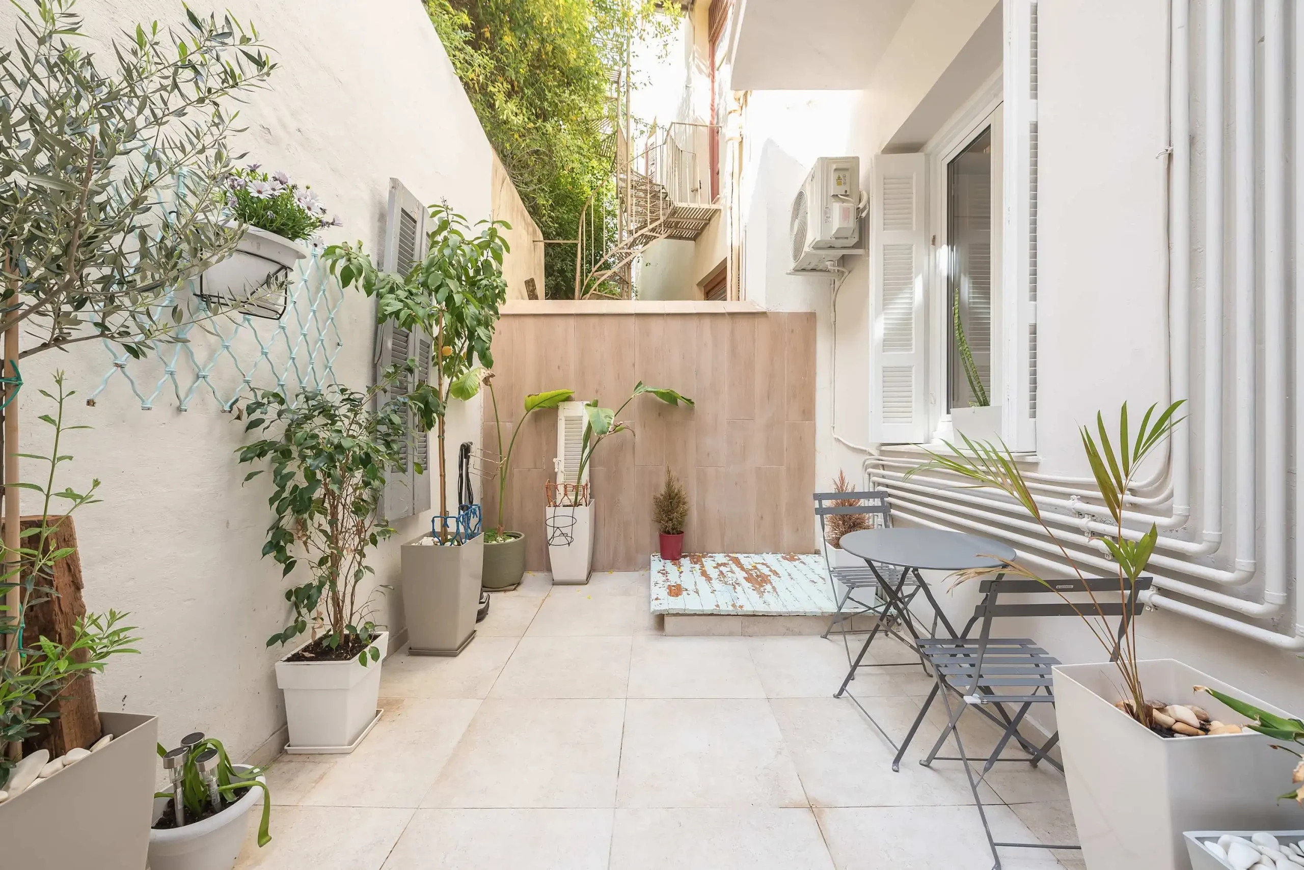 Modern 1-Bedroom Apartment in Exarchia with Green-View Balcony and Sofa Bed