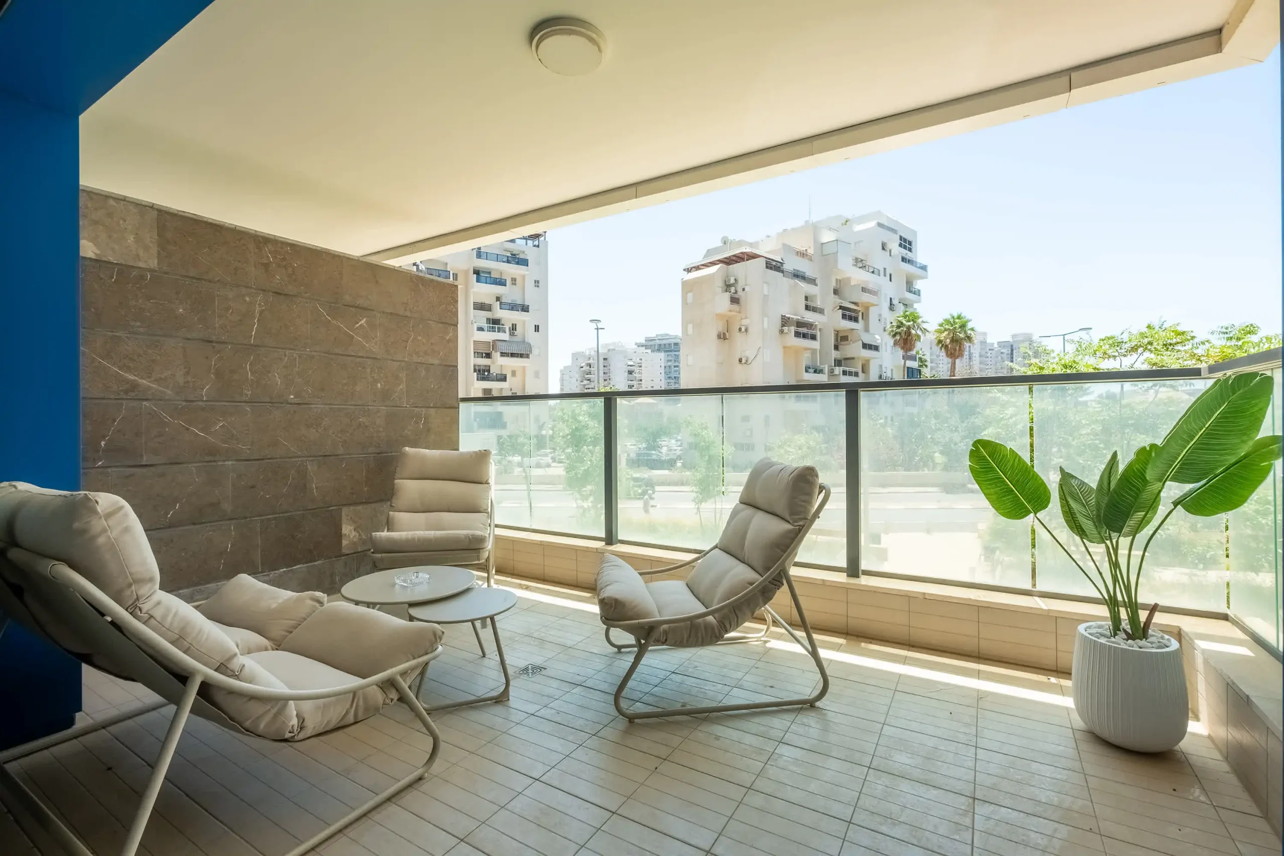 Luxury 4BR Apartment with Balcony, Parking & Mamad near Bat Yam Beach