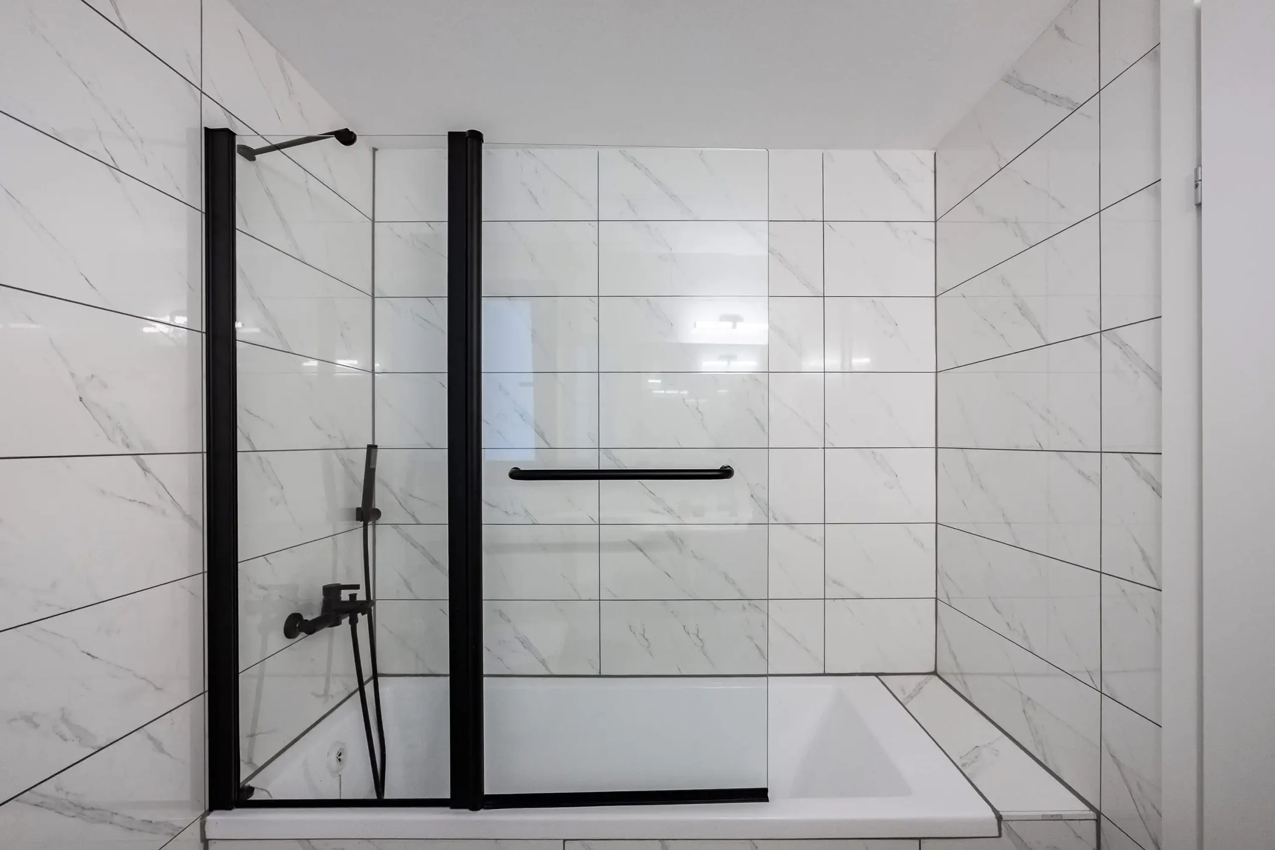 Luxury 4BR Apartment with Balcony, Parking & Mamad near Bat Yam Beach