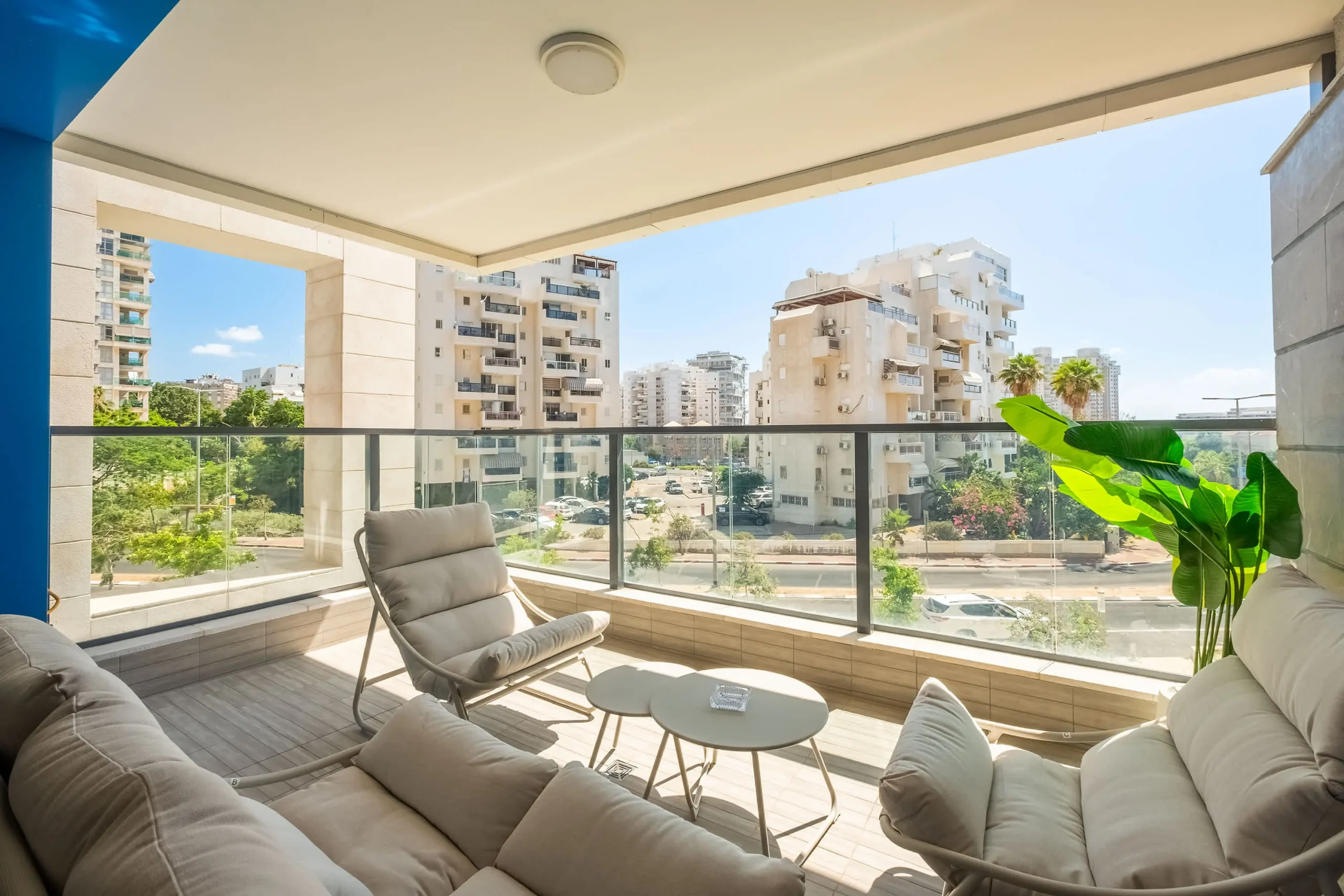Luxury 4BR Apartment with Sunny Balcony, Parking & Mamad, Steps from the Beach in Bat Yam