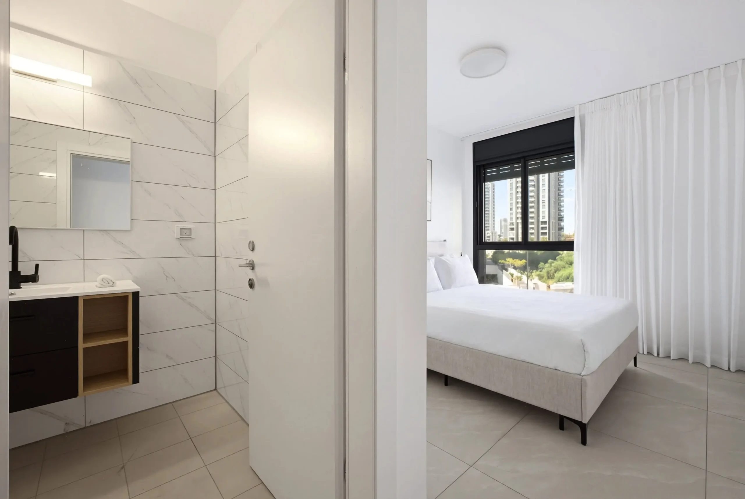 Luxury 4BR Apartment with Sunny Balcony, Parking & Mamad, Steps from the Beach in Bat Yam
