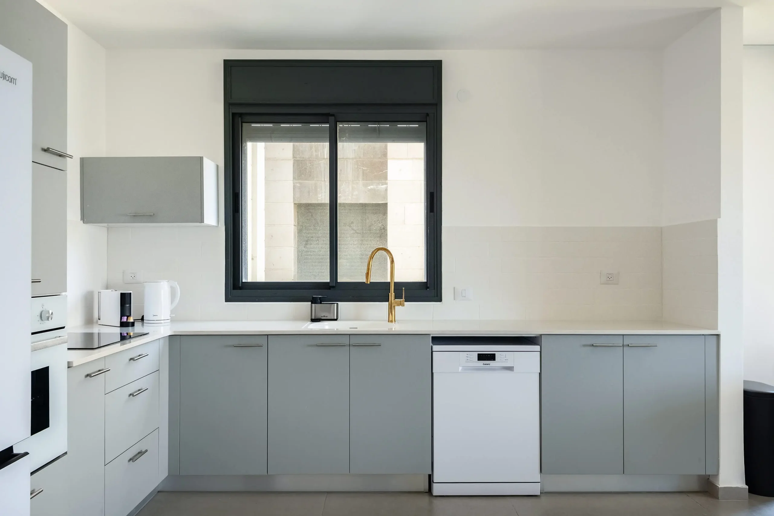 Luxury 4BR Apartment with Sunny Balcony, Parking & Mamad, Steps from the Beach in Bat Yam