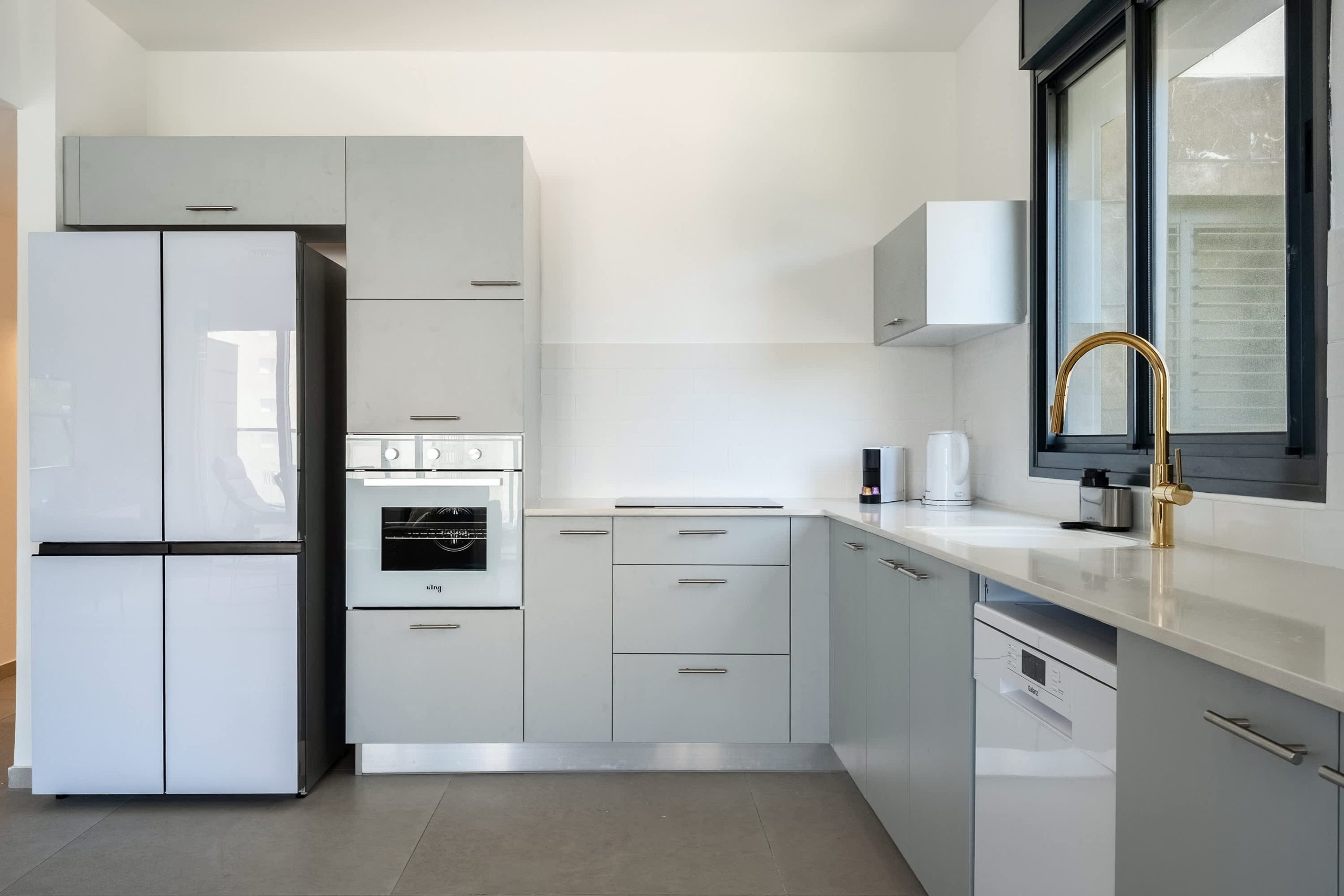 Luxury 4BR Apartment with Private Balcony, City Views & Mamad in Bat Yam