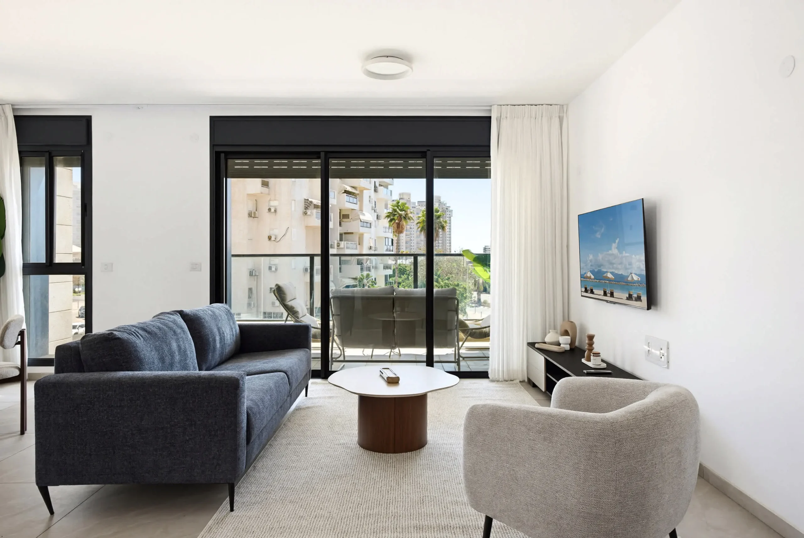 Luxury 4BR Apartment with Sunny Balcony, Parking & Mamad, Steps from the Beach in Bat Yam