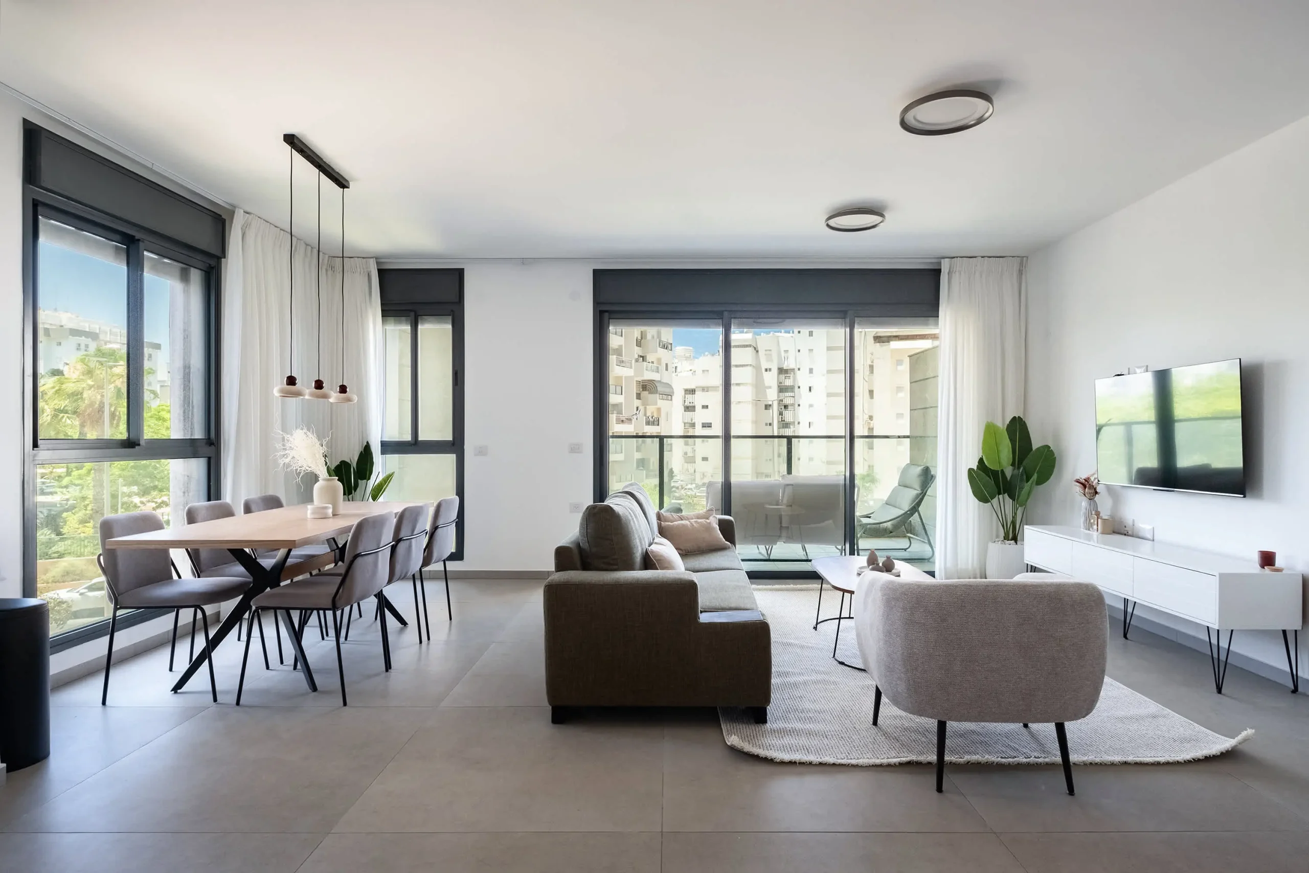 Luxury 4BR Apartment with Private Balcony, City Views & Mamad in Bat Yam